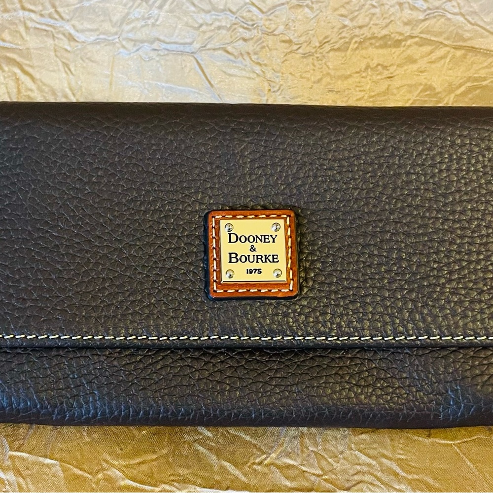 Dooney and Bourke Black Pebble Grain continental clutch